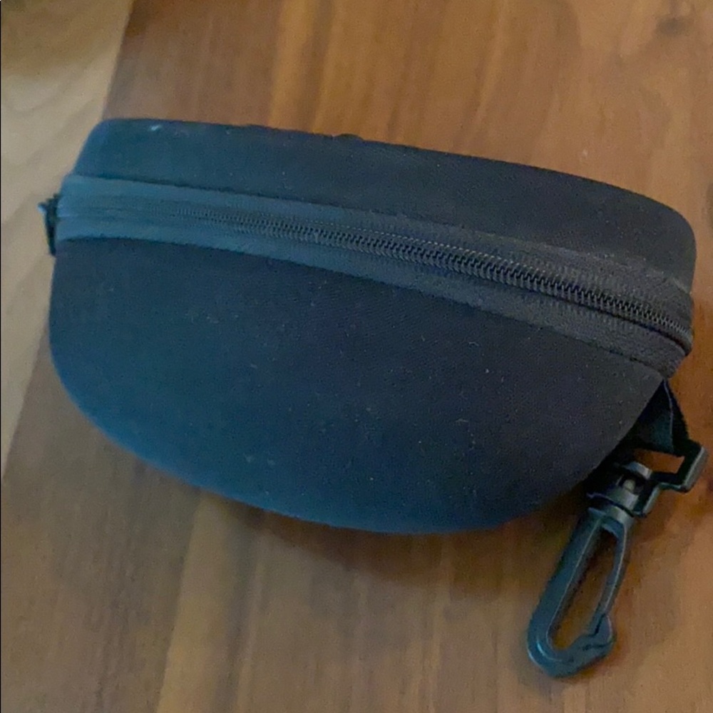 Maui Jim black eye glass case zipper